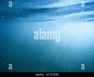 Wunderschöne Aufnahme unter Wasser mit Sonnenlicht durch die Oberfläche Stockfoto