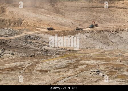 Teplovka / Russland - 14. Juli 2020: Gewinnung von zerkleinerten Kalkstein. Steinbruch in der Ortschaft Teplovka, Region Saratow, Russland. Hochwertige Fotos Stockfoto