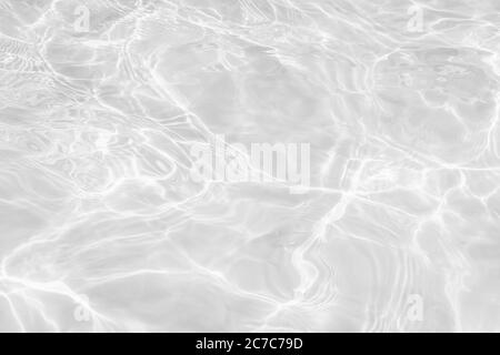 Nahaufnahme der entsättigte transparente klare ruhige Wasseroberfläche Textur mit Spritzern und Blasen. Trendy abstrakt Natur Hintergrund. Stockfoto