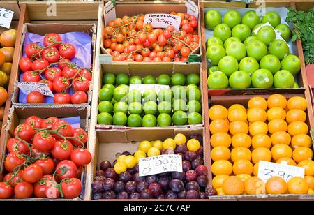 Obst in Obstladen. San Miguel Markt, Madrid, Spanien. Stockfoto