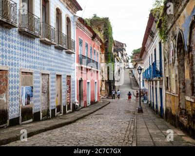 Schöne Aufnahme einer Straße in der Mitte von Gebäuden in São Luiz, Maranhão Staat, Brasilien Stockfoto