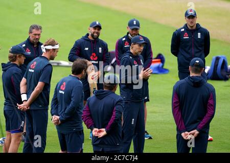 England Kapitän Joe Root (Mitte) spricht mit seinem Team, als Regen den Start des Spiels am ersten Tag des zweiten Tests in Emirates Old Trafford, Manchester verzögert. Stockfoto