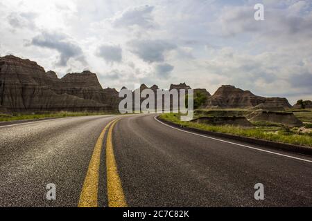 Die horizontale Aufnahme der Autobahn, die durch felsig bergig geht Bereich Stockfoto