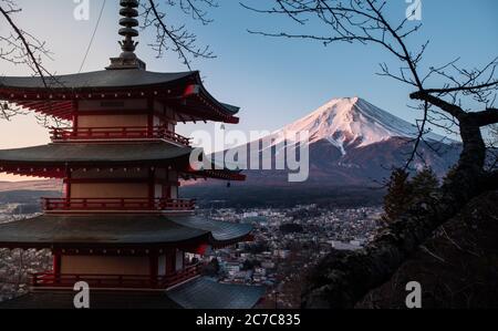 Horizontale Aufnahme der roten Chureito-Pagode in Japan, mit Fujiyama (Berg Fuji) im Hintergrund Stockfoto