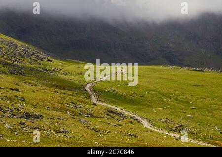 Ein Blick auf den Llanberis Pfad, aufgenommen von der Snowdon Mountain Railway Stockfoto