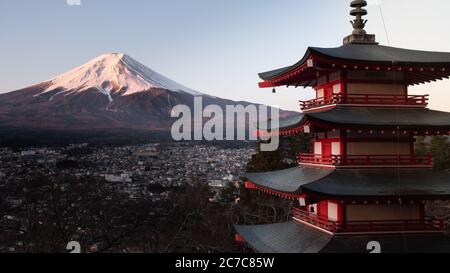 Horizontale Aufnahme der roten Chureito-Pagode in Japan, mit Fujiyama (Berg Fuji) im Hintergrund Stockfoto