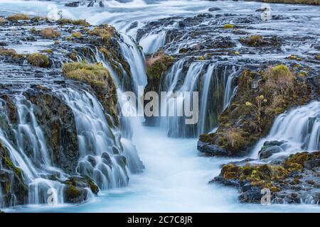 Das wunderschöne blaue Wasser des bruarfoss Wasserfalls in Island Stockfoto