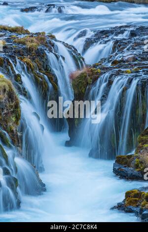 Das wunderschöne blaue Wasser des bruarfoss Wasserfalls in Island Stockfoto