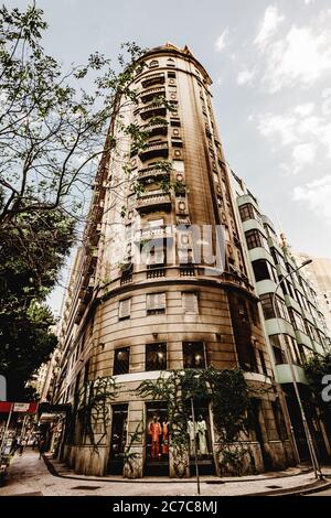 Vertikale Aufnahme eines hohen Eckgebäudes in São Paulo, Brasilien Stockfoto