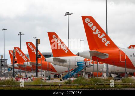 EasyJet-Flugzeuge im Linienflugzeug sind aufgrund der COVID-19 Coronavirus-Pandemie-Sperre am Londoner Flughafen Southend, Essex, Großbritannien, erhältlich. Düsen im Lager. Stobart Stockfoto