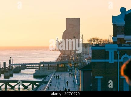 Das Denkmal Padro dos Descobrimentos (Monument für die Entdeckungen) am Ufer des Flusses Tejo bei Sonnenuntergang in Lissabon Stockfoto