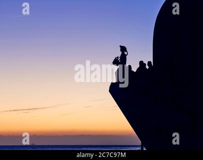 Das Denkmal Padro dos Descobrimentos (Monument für die Entdeckungen) am Ufer des Flusses Tejo bei Sonnenuntergang in Lissabon Stockfoto