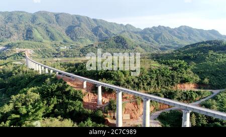 (200716) -- VIENTIANE, 16. Juli 2020 (Xinhua) -- Luftaufnahme vom 15. Juli 2020 zeigt die Ansicht der Super Major Bridge des Ban Ladhan Mekong Flusses, die sich etwa 230 km nördlich von Vientiane, Laos, befindet. Die Laos-China Railway Co., Ltd. (LCRC), ein Joint Venture mit Sitz in Laos Hauptstadt Vientiane, das für den Bau und Betrieb der Eisenbahn verantwortlich ist, erklärte Xinhua am Donnerstag, dass alle ihre Balken der beiden Mekong-Brücken installiert worden seien. (CREC-8/Handout über Xinhua) Stockfoto