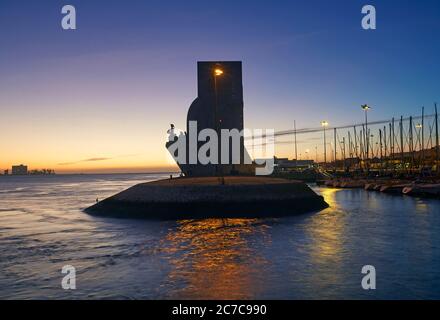 Das Denkmal Padro dos Descobrimentos (Monument für die Entdeckungen) am Ufer des Flusses Tejo bei Sonnenuntergang in Lissabon Stockfoto