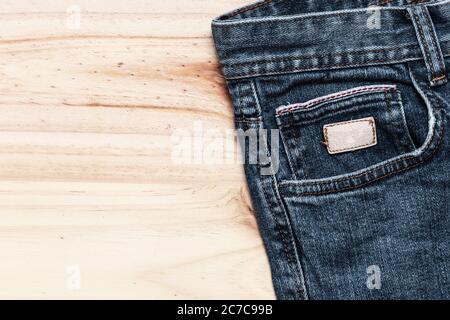 Nahaufnahme der blauen Jeans Tasche mit Holzhintergrund Stockfoto