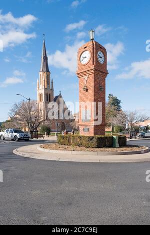 Die zweite Gedenkuhr des Zweiten Weltkriegs in den Church and Market Streets und der St. Mary of the Presentation Church in Mudgee, NSW, Australien Stockfoto