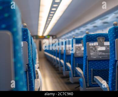 Leere Plätze in einem normalerweise überfüllten Hochgeschwindigkeitszug von Osaka nach Tokio. Geringe Anzahl von Passagieren aufgrund von Reisebeschränkungen für die Pandemie Covid-19. Stockfoto