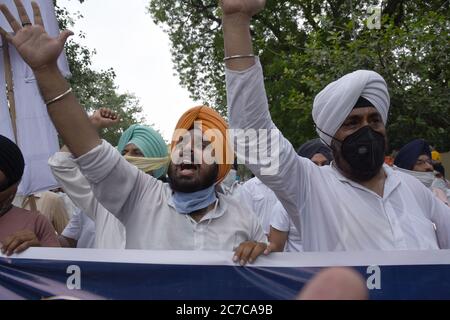 Neu Delhi, Indien. Juli 2020. Sikhs in New Delh, Indien, am 16. Juli 2020 protestiert gegen Pakistans Geheimdienst ISI Unterstützung für sikh seperatist Führer, die als Terroristen von der indischen Regierung benannt wurden. Demonstranten verbrannten später Bildnisse von ISI. (Foto von Sondeep Shankar/Pacific Press) Quelle: Pacific Press Agency/Alamy Live News Stockfoto