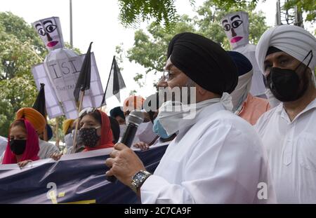 Neu Delhi, Indien. Juli 2020. Sikhs in New Delh, Indien, am 16. Juli 2020 protestiert gegen Pakistans Geheimdienst ISI Unterstützung für sikh seperatist Führer, die als Terroristen von der indischen Regierung benannt wurden. Protestoren verbrennen ISI-Bildnisse. (Foto von Sondeep Shankar/Pacific Press) Quelle: Pacific Press Agency/Alamy Live News Stockfoto