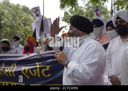 Neu Delhi, Indien. Juli 2020. Sikhs in New Delh, Indien, am 16. Juli 2020 protestiert gegen Pakistans Geheimdienst ISI Unterstützung für sikh seperatist Führer, die als Terroristen von der indischen Regierung benannt wurden. Demonstranten verbrannten später Bildnisse von ISI. (Foto von Sondeep Shankar/Pacific Press) Quelle: Pacific Press Agency/Alamy Live News Stockfoto