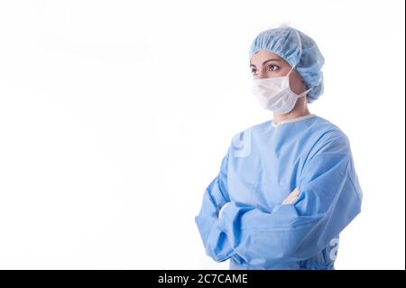 Sterile female Krankenschwester oder Chirurg trägt einen sterilen blauen Anzug oder Kleid wartet auf den OP-Theater. Stockfoto