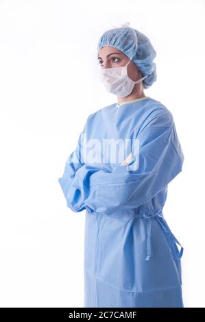 Sterile female Krankenschwester oder Chirurg trägt einen sterilen blauen Anzug oder Kleid wartet auf den OP-Theater. Bild über Weiß Stockfoto