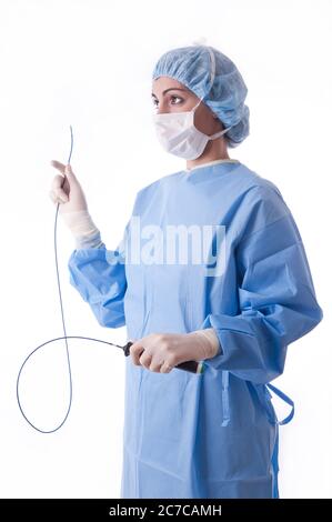 Ärztin oder Krankenschwester, die einen blauen sterilen Anzug oder einen blauen Kittel mit Ablationskatheter für einen Herzvorgang trägt Stockfoto