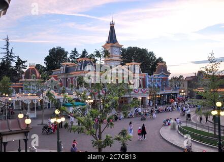 PARIS, FRANKREICH, 19. Juli 2010: Platz mit Menschen vor dem Haupteingang des Disneyland Paris. Disneyland Park, eine der Attraktionen von Par Stockfoto