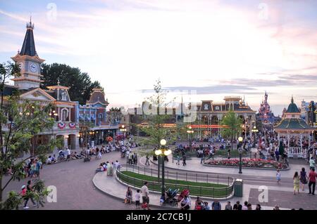 PARIS, FRANKREICH, 19. Juli 2010: Platz mit Menschen vor dem Haupteingang des Disneyland Paris. Disneyland Park, eine der Attraktionen von Par Stockfoto