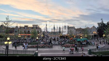 PARIS, FRANKREICH, 19. Juli 2010: Platz mit Menschen vor dem Haupteingang des Disneyland Paris. Disneyland Park, eine der Attraktionen von Par Stockfoto