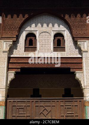 Marokko, Meknes, Madrasa Bou Inania, historische islamische Schule mit arabischem Stuck und Holzfassade. UNESCO-Weltkulturerbe. Stockfoto