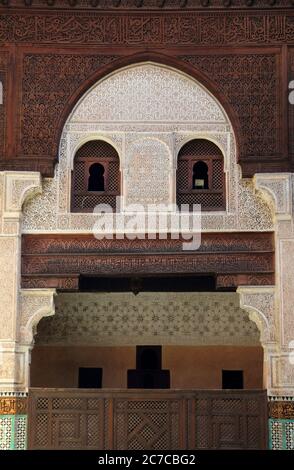 Marokko, Meknes, Madrasa Bou Inania, historische islamische Schule mit arabischem Stuck und Holzfassade. UNESCO-Weltkulturerbe. Stockfoto