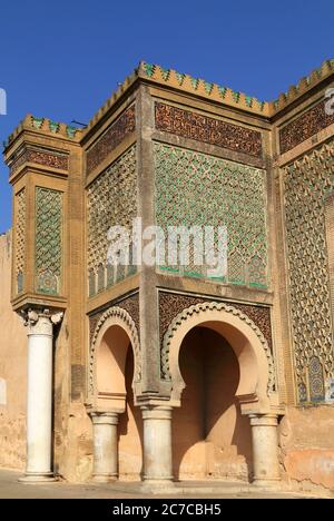 Marokko, Meknes, Historisches Zentrum. Detail des berühmten mittelalterlichen Bab Mansour-Tores. Stockfoto