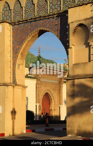 Marokko, Meknes, Historisches Zentrum. Arabesque Bogen in das Tor der mittelalterlichen Stadtmauer - Bab Moulay Ismail. Stockfoto