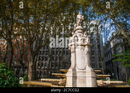 Apolo-Brunnen und ICO-Gebäude. Paseo del Ptrado, Madrid, Spanien. Stockfoto