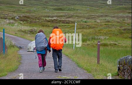 Glencoe, Lochaber, Schottland, Großbritannien. 16. Juli 2020. Im Bild: Ein Paar, das den West Highland Way entlang takelt, jedoch sind die Besucher noch dünn auf dem Boden in den Highlands, da die Phase-3-Lockdown-Beschränkungen erst kürzlich gelockert wurden. Die Temperatur beträgt 12 Grad mit einem Nachmittag von Nieselregen und Nebel bedeckt die Hügel und Berge. Stockfoto