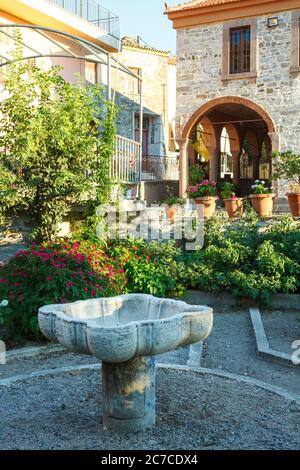 Baptisterium an der Aghios Dimitrios Griechisch-Orthodoxe Kirche in Agra Dorf, Lesbos (Lesbos) Insel, Ägäis, Griechenland, Europa. Stockfoto