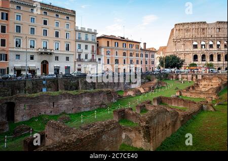 Rom, Italien - Oktober 2019: Die historischen Überreste von Ludus Magnus, der Gladiatorenhalle am Kolosseum-Platz in Rom, Italien Stockfoto