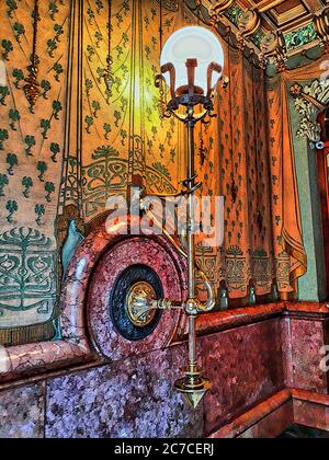 Vertikale Aufnahme der Abbildung einer beleuchteten Lampe ein Ein dekorativer Wandständer Stockfoto