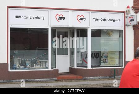 16. Juli 2020, Mecklenburg-Vorpommern, Torgelow: Ein Büro der Arbeiterwohlfahrt (AWO) trägt den Schriftzug "Täter-Opfer-Ausgleich". Die Stadt liegt an der unteren Uecker im Bereich der Ueckermünder Heide zwischen den Städten Pasewalk und Ueckermünde. Die 1281 erstmals erwähnte Kleinstadt mit heute über 9,000 Einwohnern wurde einst als Handelszentrum am Zusammenfluss von Uecker und Randow gegründet. Viele Wohnungen und Geschäfte in der Altstadt sind heute leer. Die traditionelle Gießerei, die vor allem für ihre Komponenten Wägeseve bekannt ist Stockfoto