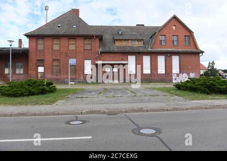 16. Juli 2020, Mecklenburg-Vorpommern, Torgelow: Blick auf den Bahnhof Torgelow mit seinen verbarrikadierten Fenstern. Die Stadt liegt am unteren Uecker im Bereich der Ueckermünder Heide zwischen den Städten Pasewalk und Ueckermünde. Die 1281 erstmals erwähnte Kleinstadt hat heute über 9,000 Einwohner und wurde einst als Handelszentrum am Zusammenfluss von Uecker und Randow gegründet. Viele Wohnungen und Geschäfte in der Altstadt sind heute leer. Die traditionelle Gießerei, die vor allem für ihre tonnenschweren Komponenten für große Windkraftanlagen und Dieselmotoren bekannt ist Stockfoto