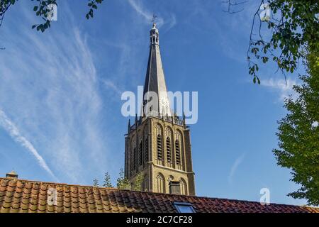 Low-Angle-Aufnahme des Turms der Carillon St. Martin’s Church in Doesburg, Niederlande Stockfoto