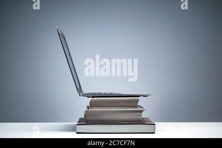 Stapel von Büchern und Notebooks zusammen Stockfoto