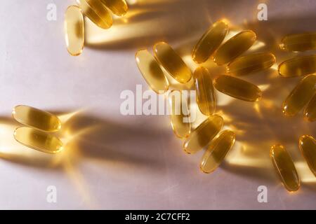 Goldene Kapseln Omega 3 Vitamine Liegen Auf Weißem Hintergrund Stockfoto