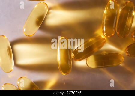 Goldene Kapseln Omega 3 Vitamine Liegen Auf Weißem Hintergrund. Nahaufnahme. Stockfoto