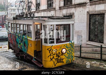 Lissabon, Portugal - 20. Dezember 2019: Gloria-Seilbahn in Lissabon, Portugal. Stockfoto