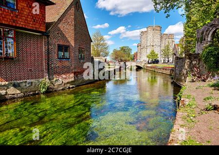 Punts, Water and Reflections on the River Stour in der englischen mittelalterlichen Domstadt Canterbury in Kent, England, Großbritannien Stockfoto