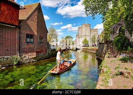 Punts, Water and Reflections on the River Stour in der englischen mittelalterlichen Domstadt Canterbury in Kent, England, Großbritannien Stockfoto