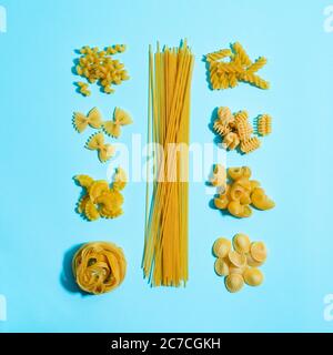 Pasta-Konzent. Verschiedene Arten von Pasta auf blauem Hintergrund. Kreatives Layout Pasta Guide Konzept. Essen knolling. Pasta Art. Ansicht von oben oder flach liegend. Stockfoto