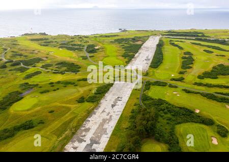 Luftaufnahme von Drohne der Golfplätze im Trump Turnberry Resort in Ayrshire, Schottland, Großbritannien. Abgebildet ist eine alte Landebahn mit Ailsa-Kurs auf der linken Seite. Stockfoto